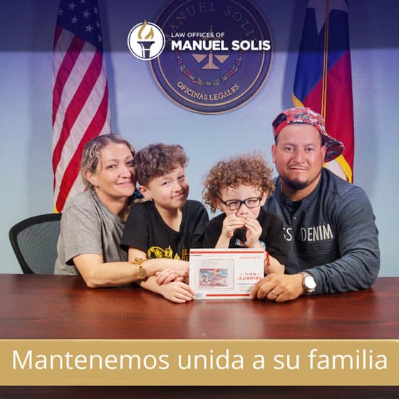 Equipo de abogados ayudando a clientes